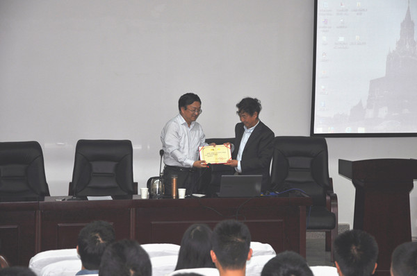 能源与动力工程学院主持学院行政日常工作的副院长宋文武向杨逢瑜教授颁发客座教授聘书.jpg